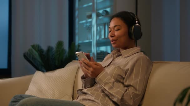 Tranquila Mujer Afroamericana Relajada Étnica Los Auriculares Escuchando Música Relajante — Vídeos de Stock