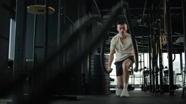 Motivasyonlu Sporcu Beyaz Erkek Sporcu Spor Antrenörü Vücut Geliştirme Dinamik — Stok video