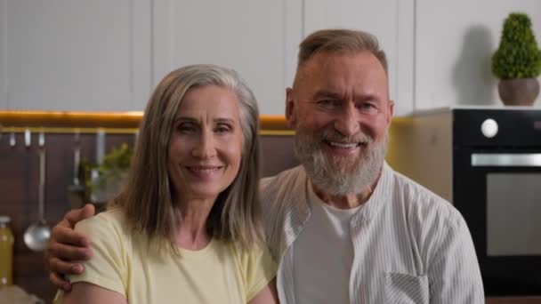 Συνταξιούχος Καυκάσιος Ευτυχισμένος Χαμογελαστός Παντρεμένος Ζευγάρι Οικογένεια Γκρίζα Μαλλιά Γιαγιά — Αρχείο Βίντεο