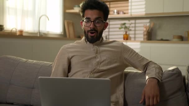 Incrível Animado Surpreso Árabe Indiano Muçulmano Homem Casa Freelancer Usar — Vídeo de Stock