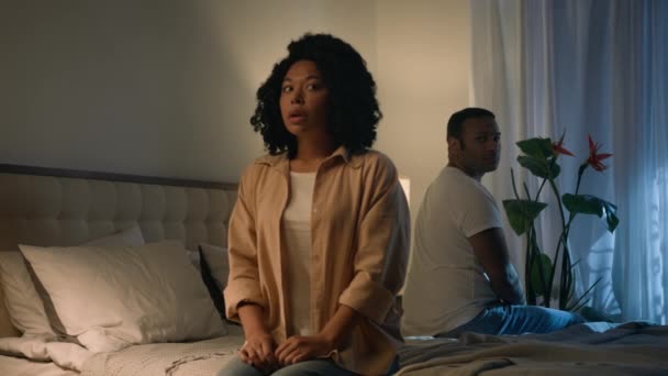 忧心忡忡心烦意乱愤愤不平的非洲裔美国女人妻子与悲伤的丈夫夫妇在床上 在争吵结束后 夫妻二人在床上 离了婚 感情障碍 — 图库视频影像