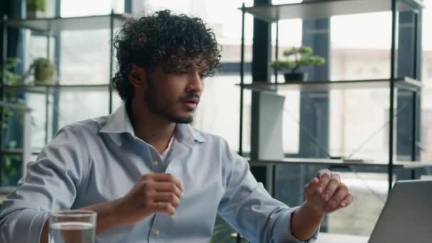 Unavený Přepracovaný Indický Arabský Muž Podnikatel Pracující Notebookem Zařízení Kanceláři — Stock video