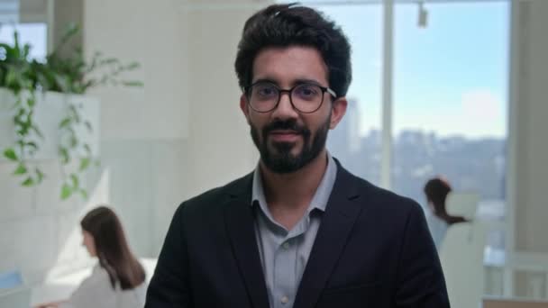 Líder Confiante Árabe Indiano Empresário Chefe Empregador Sorrindo Para Câmera — Vídeo de Stock