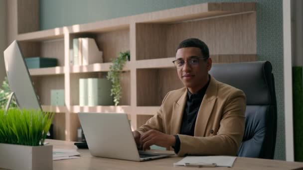 Homem Afro Americano Feliz Trabalhando Com Computador Portátil Escritório Remoto — Vídeo de Stock