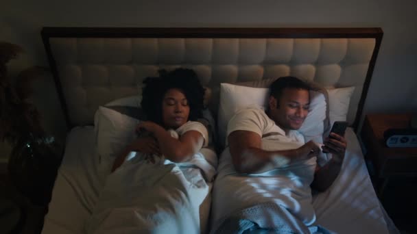 Afrikaans Amerikaans Paar Familie Bed Slaapkamer Nachts Boos Gefrustreerde Vrouw — Stockvideo