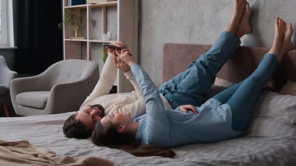 코카서스 아내와 침실에서 아늑한 침대에 아래로 집에서 온라인 인터넷 전화에 — 비디오
