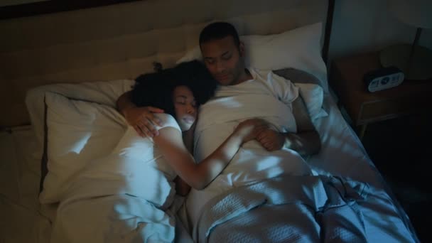 아프리카계 미국인 행복한 사랑에 잠자는 어두운 침실에서 아늑한 편안한 침대에서 — 비디오