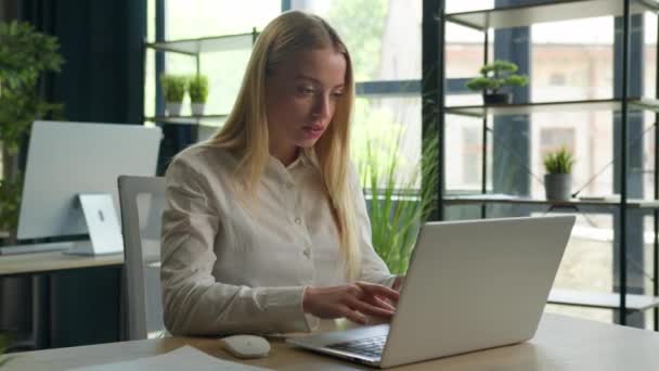 Opgewonden Verbaasd Blank Meisje Gelukkig Zakenvrouw Werken Laptop Computer Kantoor — Stockvideo