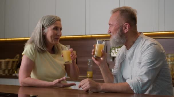 Glückliche Senioren Mittleren Alters Kaukasischen Familie Frau Und Mann Trinken — Stockvideo
