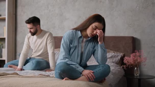 Sértett Feldúlt Barátnő Sértés Barát Házasság Probléma Családi Veszekedés Hálószobában — Stock videók