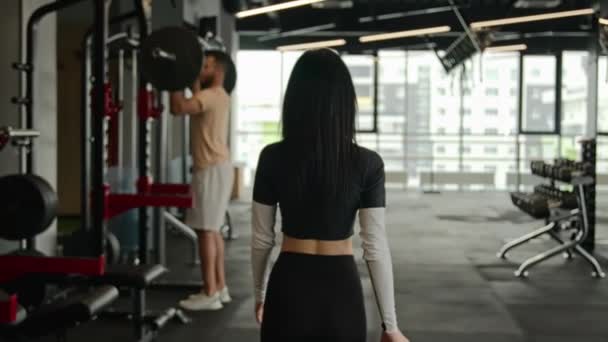 Arkaya Bakan Bayan Fitness Antrenörü Spor Salonuna Spor Malzemeleriyle Gider — Stok video