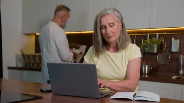 Ανώτερος Μεσήλικας Καυκάσιος Γυναίκα Συνταξιούχος Επιχειρηματίας Σύζυγος Που Εργάζονται Αποστάσεως — Αρχείο Βίντεο