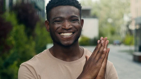 Hombre Afroamericano Sonriendo Chico Étnico Sonrisa Masculina Toothy Feliz Aplaudiendo — Foto de Stock