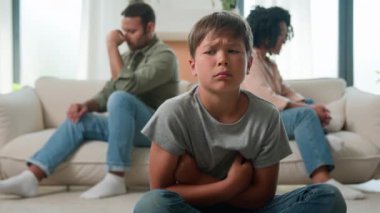 Üzgün küçük çocuk, Kafkasyalı çocuk. Genç oğlu. Evinde çok ırklı aile kavgası. Yanlış anlaşılma.