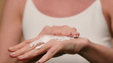 Buruşuk kadın ellerini kapat olgun yaşlı kadın nemlendirici krem sürüyor doğal güzellik yaşlanma önleyici cilt kozmetik losyonu vücut losyonu yumuşak nemlendirici günlük tedaviyi kurutucu cilt bakımı kozmetolojisi