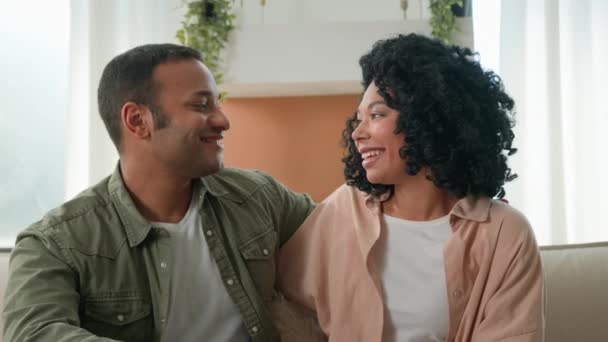 Uczuciowe Rodzice Dorośli Afroamerykanie Matka Ojciec Objąć Przytulić Kanapie Zabawny — Wideo stockowe