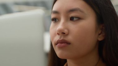 Asyalı iş kadını yönetici ofis çalışanı Japon Çinli öğrenci çevrimiçi çalışıyor uzaktan öğrenim ile ilgili müşterilerle e-mailleşiyorlar internetteki bilgisayarlara bakıyorlar.