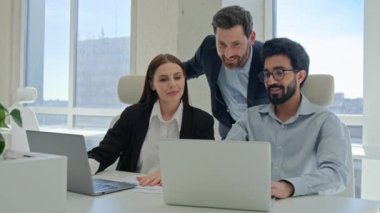 Üç mutlu iş adamı yaratıcı takım çalışanları gülümseyen iş adamları ofis şirketinde birlikte çalışan iş kadınları proje sonuçları hakkında tartışıyorlar.