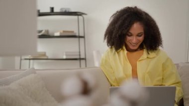 Mutlu Afro-Amerikalı kız, gülümseyen etnik kadın dizüstü bilgisayarlı internet sitesi ile sohbet eden internette bahis kazanan piyango galibiyeti evinde sevinç dolu bir haber fırsatı