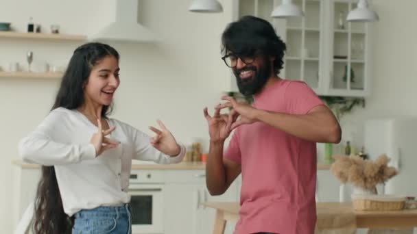 Multiraciale Arabisch Indische Dansers Hebben Plezier Partij Thuis Gelukkig Zorgeloos — Stockvideo