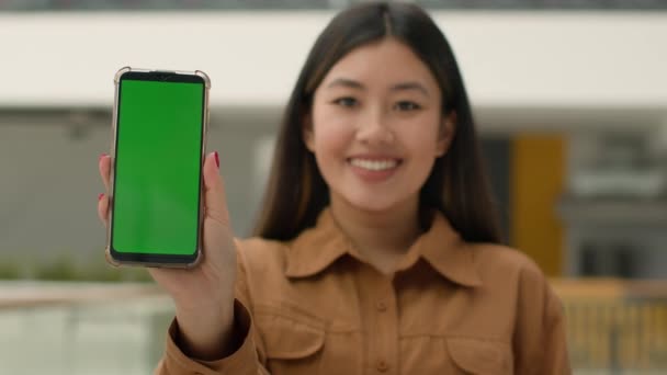 Telefone Celular Foco Dispositivo Turvo Mulher Negócios Asiática Menina Chinesa — Vídeo de Stock