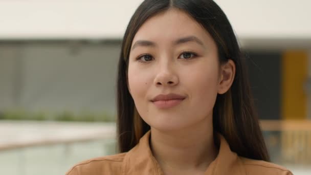 近照企业形象亚洲裔女孩美丽沉稳的中国韩国女人看着相机女职员公司老板女商人Gen Z学生实习生头朝里笑 — 图库视频影像
