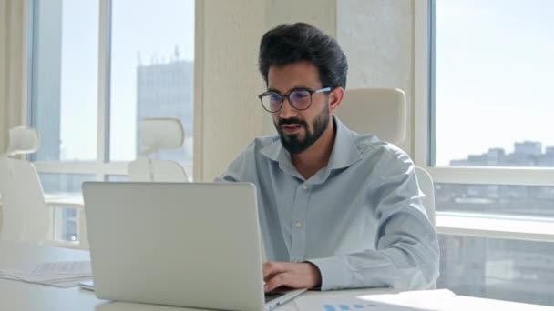 疲れたアラビア人男性眼鏡のインドの雇用主は オフィスの病気のエスニックビジネスマンでコンピュータラップトップで過労して 痛みを伴う緊張頭痛頭痛片頭痛のルビング寺院を取ります — ストック動画