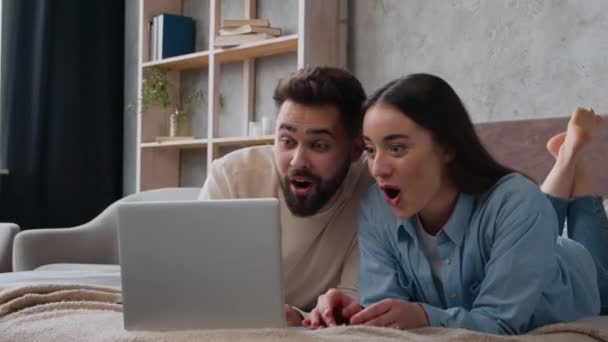 Glücklich Aufgeregt Kaukasischen Paar Gewinnen Mit Laptop Computer Erfolgreiche Familie — Stockvideo