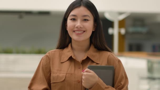 Retrato Feliz Asiático Chino Mujer Negocios Étnica Mujer Con Tableta — Vídeos de Stock