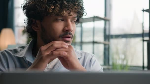 広く思慮深いインドのアラビア人男性ビジネスマンは エスニックビジネスマンの雇用主を困惑させました 考え深い思考の答え 難しい質問 問題を解決する 疑問分析 オフィスでの思考 — ストック動画