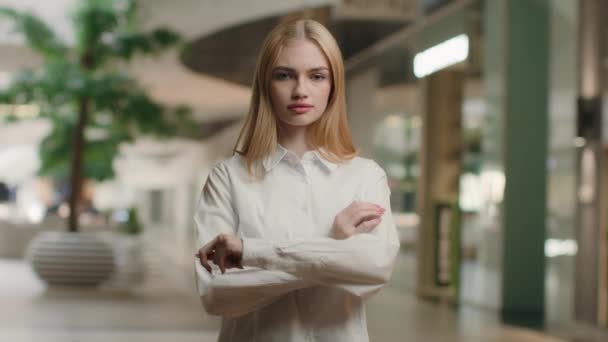 Beyaz Kadını Portresi Alışveriş Merkezinde Pençe Divan Duran Merkezinde Poz — Stok video