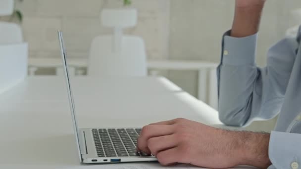 아라비아 사업가 Ceo 고용주 관리자 사무실 화면에서 프로젝트를 노트북 컴퓨터 — 비디오