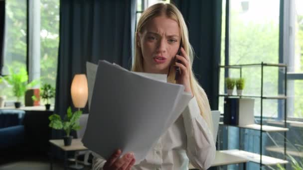 怒っているコーカサス ビジネスウーマン オフィスで電話を話す ボス女性の女の子の問題 文書の困難 財務ミス ビジネス 雇用主の叫び — ストック動画