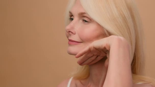 Close Female Wrinkly Smooth Tighten Face Caucasian Mature Senior 50S — Stock Video