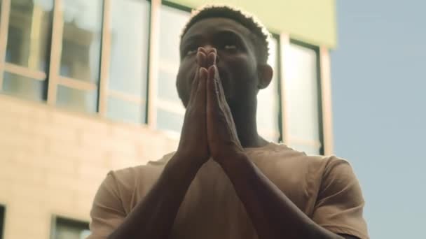 Afrika Kökenli Amerikalı Erkek Açık Havada Güneşli Arka Planda Güneşli — Stok video