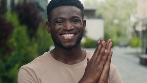 アフリカ系アメリカ人男性笑顔の男性 ハッピー拍手 市内外でのサポート拍手の高評価を表明 成功感謝サポーター拍手 — ストック動画