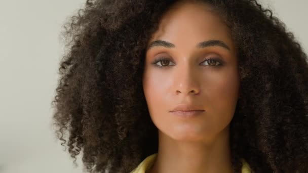 女性美しい若者アフリカ系アメリカ人女性少女キュリーヘアヘルシークリーンスキンケア自然メイクアップ化粧品広告 かなりビジネスマンの笑顔の女性のヘッドショット — ストック動画