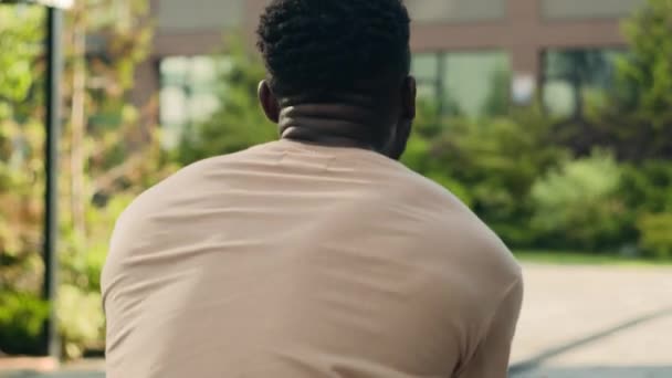 Terug Uitzicht Afro Amerikaanse Gek Boos Bezorgd Angstig Gestresste Man — Stockvideo