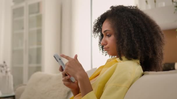 Znudzona Afroamerykanka Etniczna Gadżet Narkomanka Dziewczyna Czat Online Smartphone Overuse — Wideo stockowe