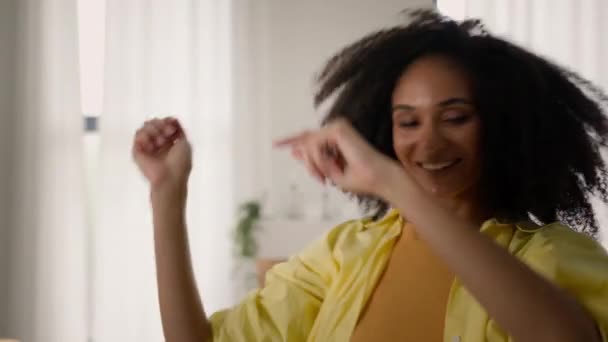 Oturma Odasında Kıvırcık Saçlı Afrikalı Mutlu Kadın Dans Ederek Eğleniyor — Stok video