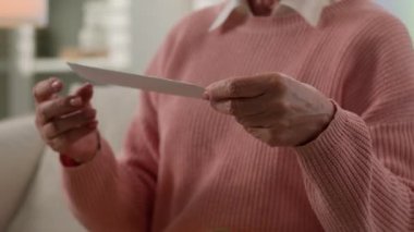Beyaz, yaşlı, mutlu bir kadın mutlu bir büyükanne. Yaşlı bir kadın. Yaşlı, olgun bir kadın. 60 'lı yaşlarda, kanepe açık bir zarfta.