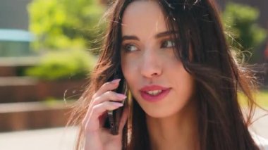 Kapalı alan iş kadını öğrenci cep telefonuyla konuşuyor kız müşteri uzaktan kumandalı siparişi sokak telefonuyla veriyor iş görüşmelerine cevap veriyor cep telefonlu kadın portresi.