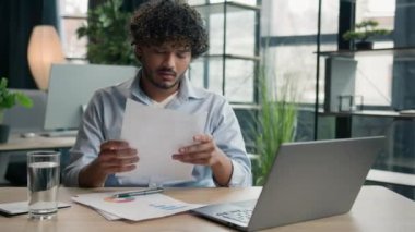 Gergin Arap işadamı. Ofis probleminde stres bozukluğu. Grafikler, zor iş sorunları.