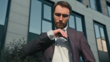 Kendine güvenen erkek işadamı Kafkasyalı işveren emlakçı şehir merkezindeki iş adamı ofis yakınlarındaki iş adamı ceketin cebinden cep telefonunu alıyor gelen istenmeyen e-posta mesajı reddediyor.