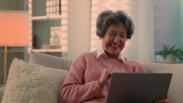Zorgeloos Vrolijk Glimlachen Gepensioneerd Kaukasisch Gelukkig Vrolijk Oud Vrouw Senior — Stockvideo