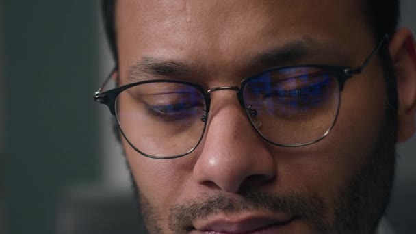 在网上用电脑数据密切关注创业者的工作男人的眼睛在眼镜上看笔记本电脑监控商人忙于商业信息男人在眼镜上看屏幕反射光 — 图库视频影像