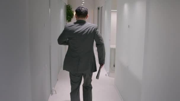 バックビュー アダルトビジネスマン アジアの民族男性 雇用主 オフィス廊下で会合に行く プロの起業家 正式なスーツでビジネスセンターCeoの廊下を走る急いで — ストック動画