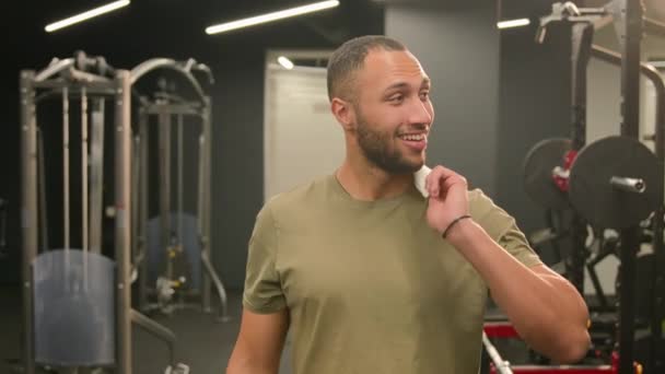 Sonriendo Feliz Hombre Afroamericano Cansado Hombre Atlético Musculoso Entrenador Fitness — Vídeos de Stock