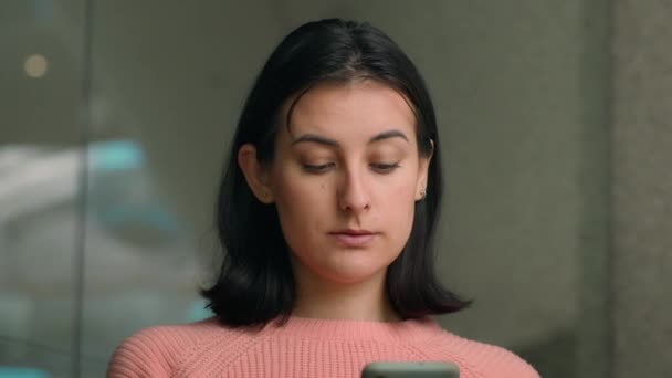 Σοβαρή Γυναίκα Διαβάζει Ειδήσεις Στο Τηλέφωνο Κράτηση Παραγγελίας Κινητό App — Αρχείο Βίντεο