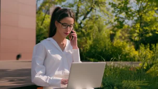 Multitasking Empresária Empresária Gerente Vendas Mulher Estudante Freelancer Menina Digitando — Vídeo de Stock